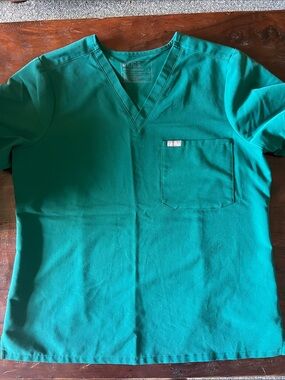Women’s Hunter Green One pocket top
Size Large
